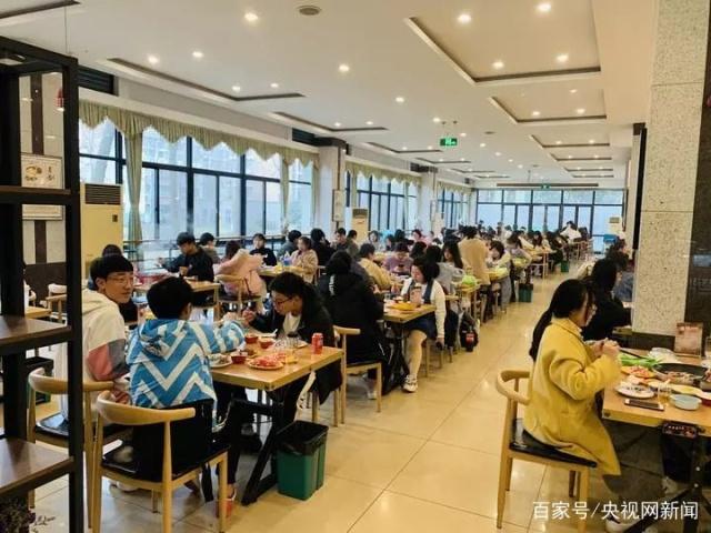 大学食堂称走2万步饭菜打75折,学生们全拼了!